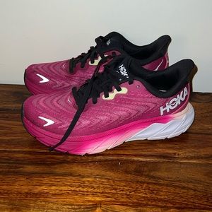 Hoka Arahi 6 running shoes